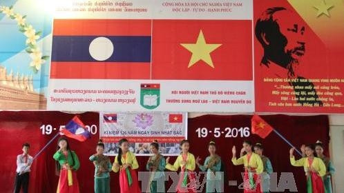 Un numéro artistique interprété lors de la cérémonie de célébration du 126e anniversaire de la naissance du Président Hô Chi Minh, au Laos. Photo: VNA.