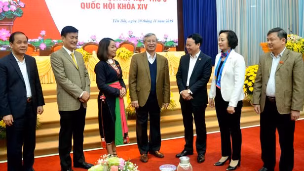 Trân Quôc Vuong, Permanent du Secrétariat du CC du PCV (au centre) lors de sa rencontre avec des électeurs de la province de Yên Bai. Photo : baotainguyenmoitruong.vn.