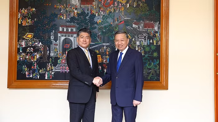 Le ministre de la Sécurité publique, Tô Lâm (à droite) et le ministre japonais de la Justice, Furukawa Yoshihisa, le 30 juin à Hanoï. Photo : cand.vn