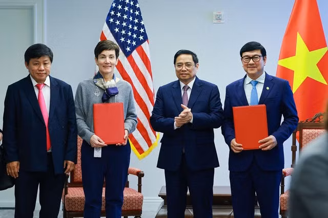 La cérémonie de signature du mémorandum de coopération entre l'IFC et HDBank s'est déroulée en présence du Premier ministre vietnamien, Pham Minh Chinh. Photo : VGP.