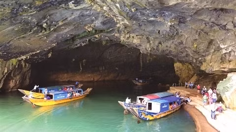 À l’entrée de la grotte de Phong Nha. Photo: CVN.