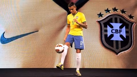 Luiz Gustavo présente le nouveau maillot de la sélection du Brésil, le 24 novembre à Rio de Janeiro. Photo : FIFA.