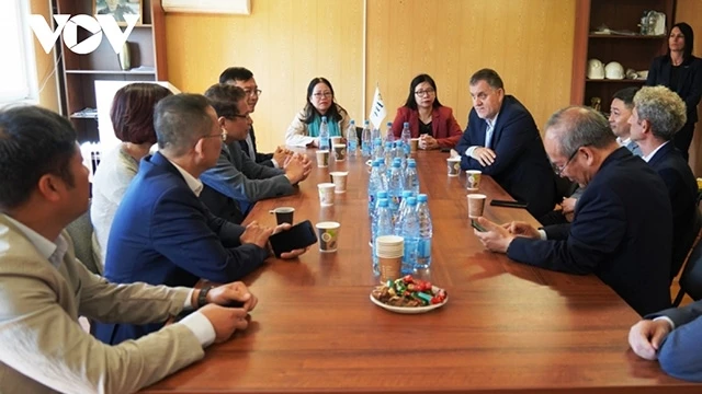 Lors de la séance de travail de l’ambassadeur vietnamien en Russie, Dang Minh Khôi, et les responsables du Groupe TH True Milk en Russie. Photo : VOV
