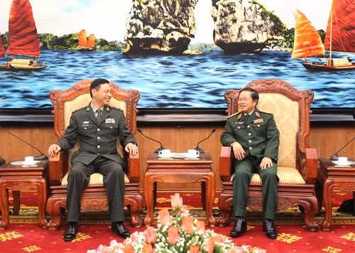 Le général Dô Ba Ty (à droite) reçoit le général de brigade chinois, Xiao Yunhong. Photo: qdnd.vn.