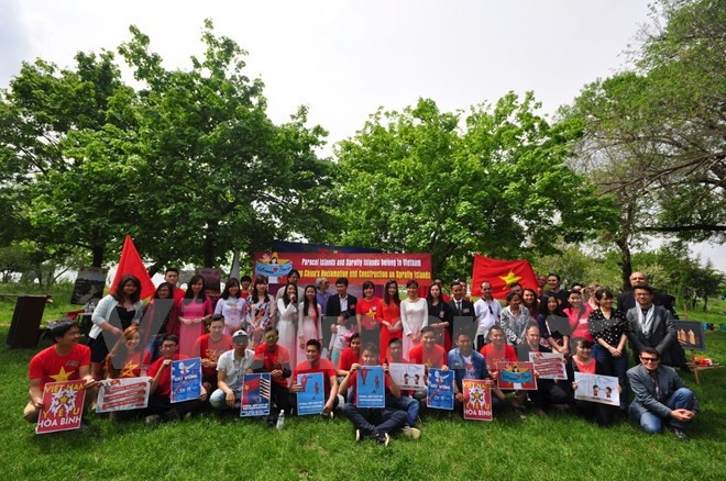 Les étudiants vietnamiens en Italie tient un meeting en l’honneur du 40e anniversaire de la libération du Sud et de la réunification nationale. Photo: VNA.