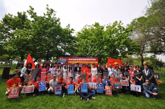 Les étudiants vietnamiens en Italie tient un meeting en l’honneur du 40e anniversaire de la libération du Sud et de la réunification nationale. Photo: VNA.
