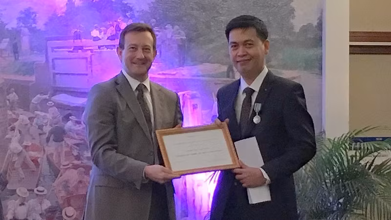L'ambassadeur Bertrand Lortholary (à gauche) remet l'Insigne de Chevalier de l’Ordre des Arts et des Lettres au directeur des Archives du Vietnam. Photo: DH/NDEL.