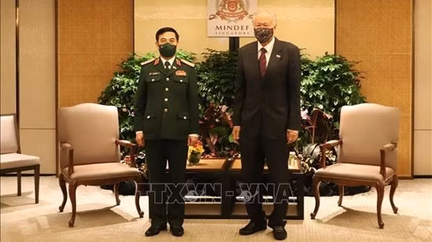 Le ministre vietnamien de la Défense Phan Van Giang (à gauche) et son homologue singapourien Ng Eng Hen à Singapour, le 25 février. Photo : VNA