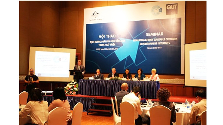 Le séminaire « Améliorer les résultats équitables en matière de genre dans les initiatives de développement ». Photo : qdnd.vn