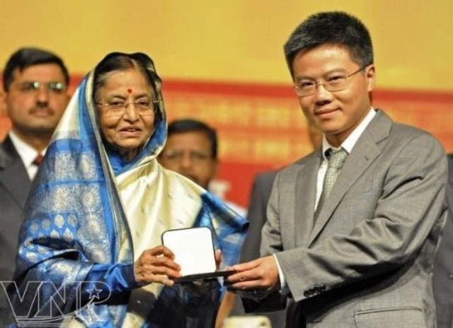 La présidente indienne Pratibha Patil (à gauche) remet la médaille Fields au professeur Ngô Bao Châu. 