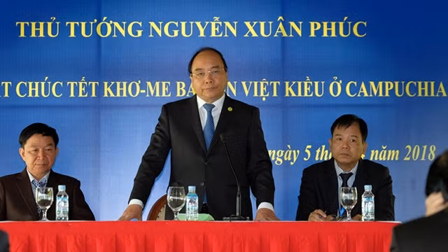 Le PM Nguyên Xuân Phuc (debout) prend la parole lors de la rencontre avec la communauté vietnamienne au Cambodge, le 4 avril. Photo : VGP.