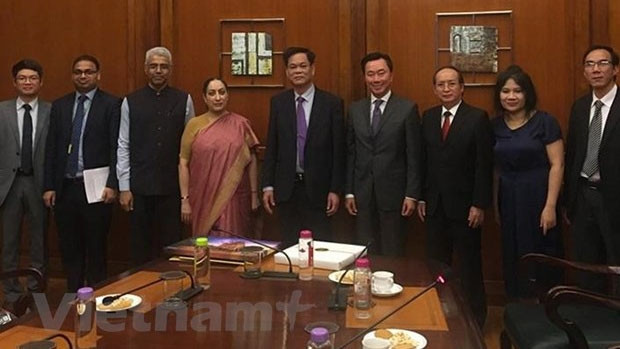 La délégation du PCV rencontre la secrétaire du ministère indien des Affaires extérieures, Vijay Thakur Singh. Photo : VNA.