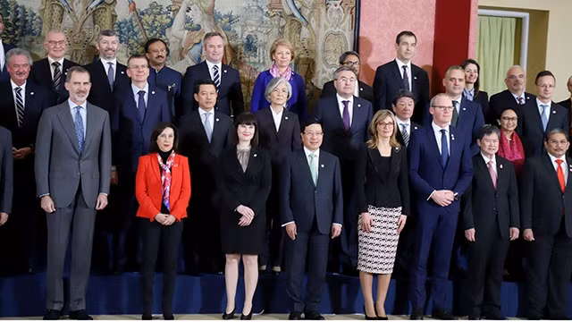 Le Vice-Premier ministre et ministre des AE du Vietnam, Pham Binh Minh (4e à partir de la gauche, 1er rang) et des délégués lors de la 14e réunion des ministres des AE de l'ASEM tenue le 16 décembre à Madrid (Espagne). Photo : VGP.