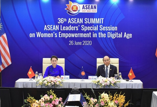La Présidente de l’Assemblée nationale du Vietnam Nguyen Thi Kim Ngan et le Premier ministre vietnamien Nguyen Xuan Phuc. Photo : Tran Hai/NDEL.