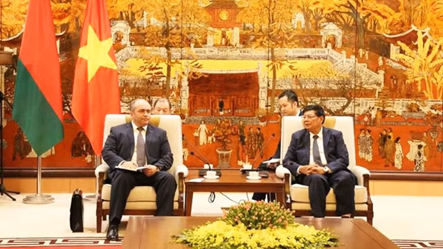 Le vice-président du Comité populaire de Hanoï Nguyên Quôc Hùng (à droite) et le Vice-Premier ministre biélorusse Igor Lyashenko. Photo : kinhtedothi.vn