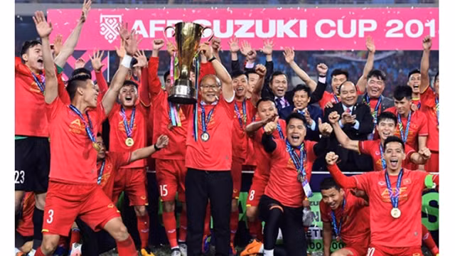 L’équipe nationale du Vietnam célèbre sa victoire lors de la cérémonie de remise du trophée après avoir remporté la finale de l'AFF Suzuki 2018 face à la Malaisie, le 15 décembre 2018 au Vietnam. Photo : VNA.