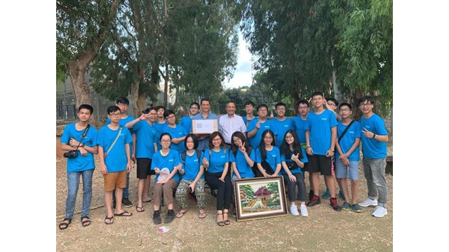 L'ambassadeur Dô Manh Hùng et la délégation des élèves vietnamiens participant à un concours robotique en Israël. Photo: VNA
