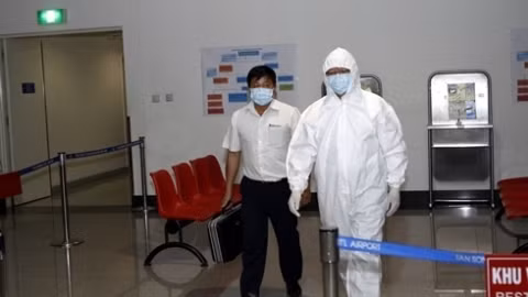 Un exercice de prévention contre le virus Ebola à l'aéroport international de Tân Son Nhât. Photo: Hoàng Hai/VNA/CVN.