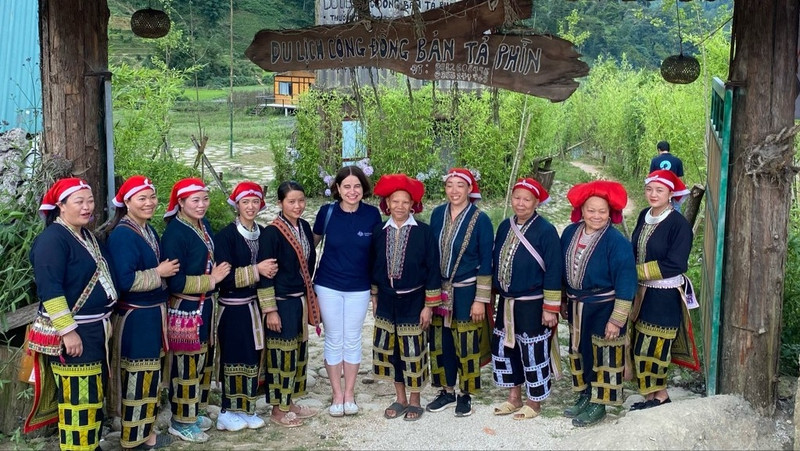 L’ambassadrice australienne au Vietnam, Robyn Mudie, rencontre les femmes de la coopérative de la communauté de Dao Rouge. Photo: thoidai.com.vn