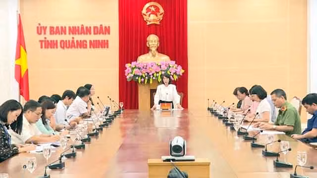 La vice-présidente du Comité populaire de la province de Quang Ninh s'exprime lors de l'événement. Photo : http://www.baoquangninh.com.vn