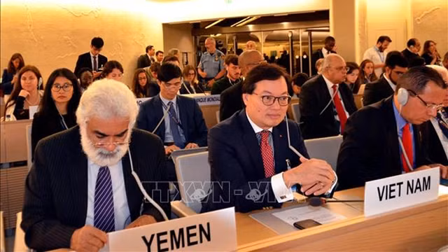 L'ambassadeur vietnamien Duong Chi Dung à la 43e session du Conseil des Droits de l’homme de l’ONU sur les changements climatiques. Photo : VNA.