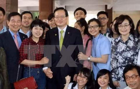 Le Président de l'AN de la République de Corée, Chung Ui-Hwa, et des étudiants de l’Université des Sciences sociales et des lettres de Hô Chi Minh-Ville. Photo: VNA.