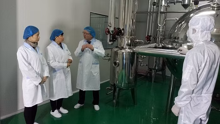 L’ambassadrice du Vietnam en Mongolie, Doan Thi Huong visite la société Monopole Pharmaceutical. Photo: VNA.