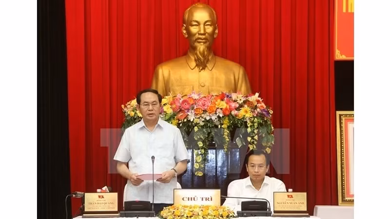 Le Président Trân Dai Quang (debout) travaille avec les responsables de la 5e zone militaire. Photo: VNA.