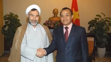 Le vice-ministre des AE, Vu Hông Nam à la rencontre avec le président du groupe des députés d’Amitié Iran-Vietnam, Hossein Sobbhaninia. Photo: Quang Hoa/TG&VN.