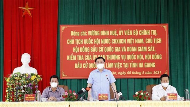 Le Président de l'Assemblée nationale Vuong Dinh Huê (debout) lors de la séance de travail avec Ha Giang. Photo : VNA.