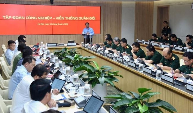 Le Premier ministre Pham Minh Chinh travaillant avec le Groupe de l’industrie militaire et des télécommunications (Viettel) à Hanoi, le 16 août. Photo : Trân Hai/NDEL.