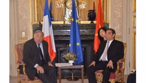 Lê Hông Anh, membre du Bureau politique et permanent du Secrétariat du CC du PCV rencontre le président du Sénat français Gérard Larcher. Photo: Bich Hà/Paris.