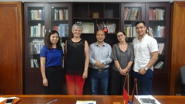 Le directeur de l’IFI Ngô Tu Lâp (au centre) lors de sa rencontre avec des représentantes de l'Ambassade de France à Hanoi. Photo : IFI