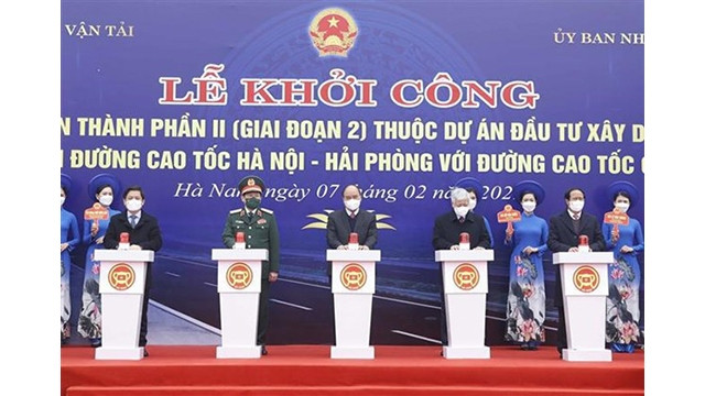 Cérémonie de mise en chantier de la 2e phase du projet de construction d'une route reliant les deux autoroutes Hanoï - Hai Phong et Câu Gie - Ninh Binh. Photo : VNA.