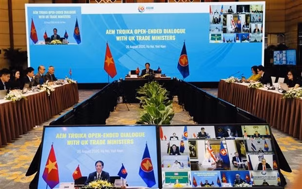 Le ministre vietnamien de l’Industrie et du Commerce Trân Tuân Anh lors du dialogue économique en ligne entre l’ASEAN et le Royaume-Uni. Photo : VNA.