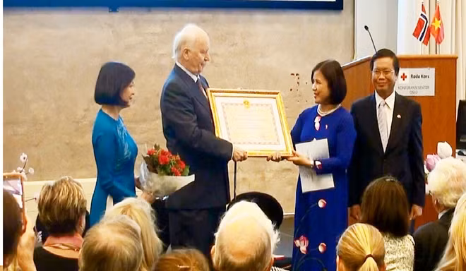 L'Ambassadrice du Vietnam en Norvège, Lê Thi Tuyêt Mai (à droite), remet l’Ordre d’amitié du Vietnam à l’ancien ministre norvégien des AE, Thorvald Stoltenberg. Photo: VNA.