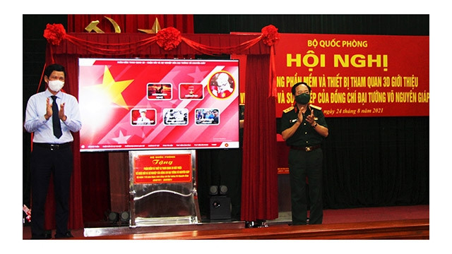 Le général Trinh Van Quyêt présente un logiciel d'information sur le Général Vo Nguyên Giáp à la province Quang Tri. Photo : NDEL.