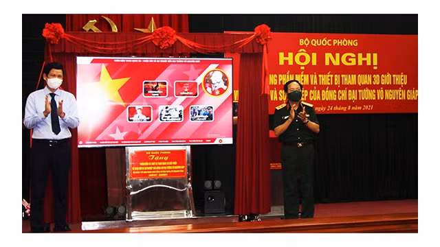 Le général Trinh Van Quyêt présente un logiciel d'information sur le Général Vo Nguyên Giáp à la province Quang Tri. Photo : NDEL.