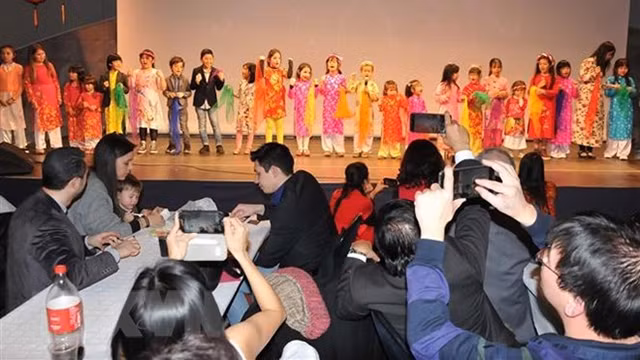 Un numéro de chant lors de la cérémonie pour célébrer le Têt traditionnel du Cochon en Belgique. Photo : VNA