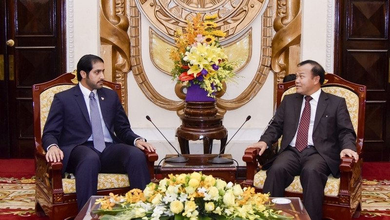 Le vice-ministre vietnamien des AE, Vu Hông Nam (à droite), et le président du Conseil d’affaires ASEAN-Bahreïn, Sheihk Daij Bin Isa Khalifa, le 12 avril à Hanoi. Photo; TGVN.