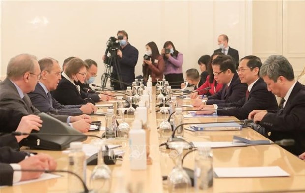 Entretien entre le ministre russe des Affaires étrangères Sergueï Lavrov et son homologue vietnamien Bùi Thanh Son à Moscou, le 28 septembre 2021. Photo : VNA.
