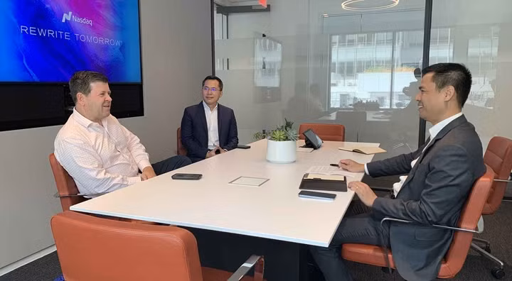 L'ambassadeur Dang Hoàng Giang rencontre Robert McCooey, vice-président chargé du développement commercial en Amérique latine et en Asie - Pacifique du groupe Nasdaq Corporation. Photo : baoquocte.