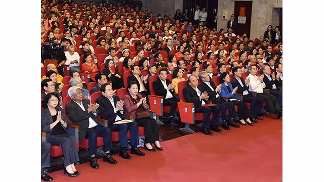 Le Premier ministre Nguyên Xuân Phuc et la Présidente de l'Assemblée nationale (NA) Nguyên Thi Kim Ngân participent au programme " Tout le pays conjugue les efforts pour aider les pauvres". Photo: NDEL