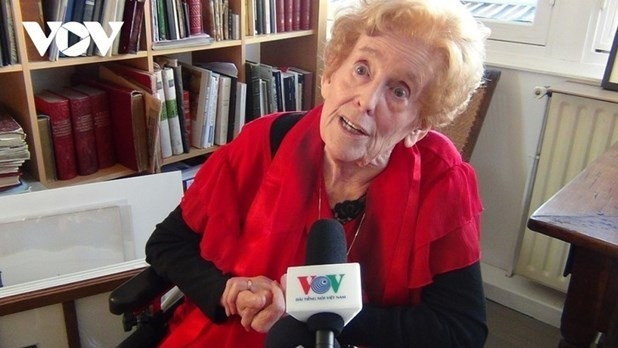 Mme Raymonde Dien au micro de la Radio La Voix du Vietnam. Photo : VOV.
