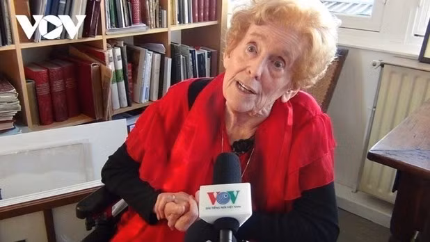 Mme Raymonde Dien au micro de la Radio La Voix du Vietnam. Photo : VOV.
