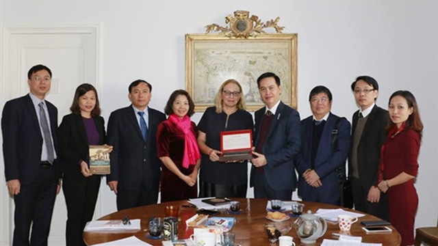 La délégation du Département d'État de gestion des documents et des archives relevant du ministère de l’Intérieur du Vietnam en visite de travail au Département des Archives du Ministère français de la Culture et de l’Information. Photo : nongnghiep.vn