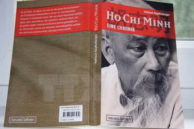 Un livre sur le Président Hô Chi Minh. Photo: VNA.