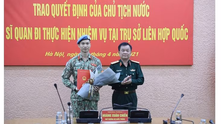 Le major Nguyên Phuc Dông (à gauche) lors de la cérémonie. Photo : vietnamnet.vn.