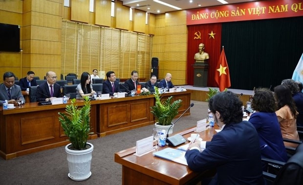 Le ministre vietnamien de l’Industrie et du Commerce, Nguyên Hông Diên, reçoit le ministre argentin des Relations extérieures, du Commerce international et du Culte, Santiago Andres Cafiero. Photo : VNA