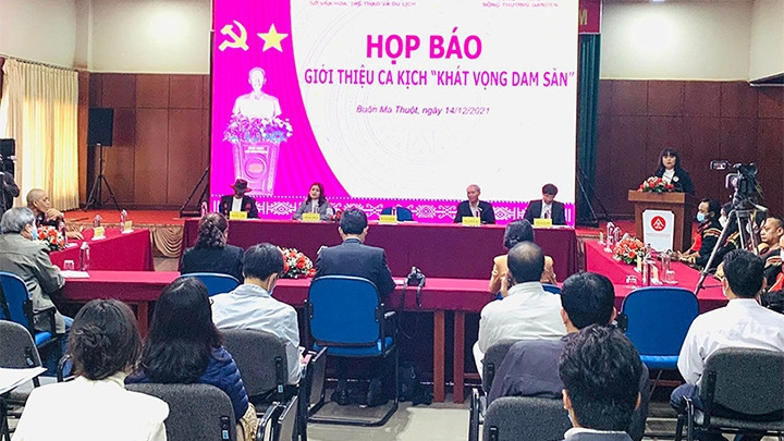 La conférence de presse sur la pièce musicale « Khat vong Dam San ». Photo : NDEL.